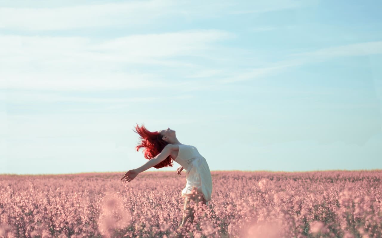 Oser lâcher le contrôle femme danse liberté confiance