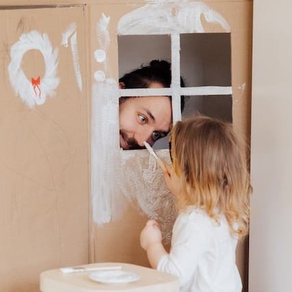 observation_maison_peinture_enfant_papa papa qui joue avec son enfant bonheur famililal